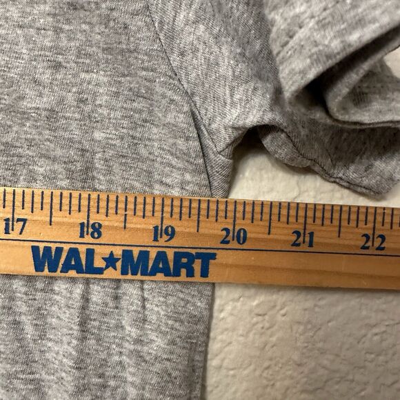 Disney Womens Mickey Mouse Santa Claus Hat Christmas Shirt New Large - Picture 6 of 6